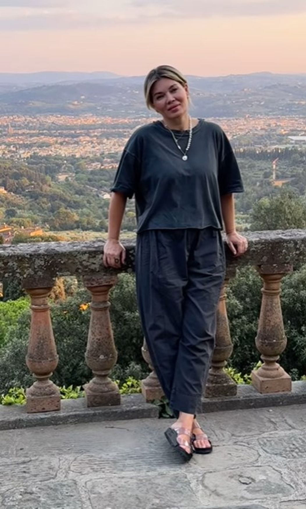 Cât costă o noapte de cazare în locațiile exclusiviste din Toscana în care au fost cazați Smiley, Gina Pistol, Adela Popescu, Radu Vâlcan și prietenii lor (9)
