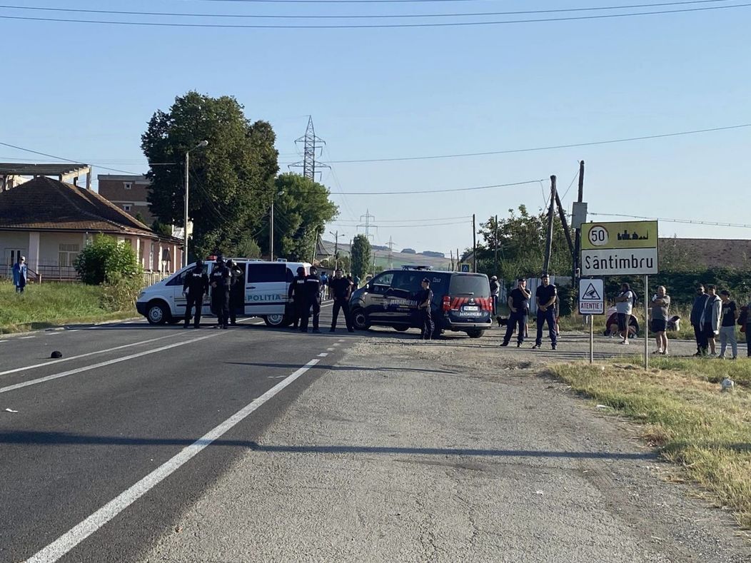 Un șofer beat, de 19 ani, a lovit cu mașina șase tineri, iar trei dintre ei au murit pe loc. Tragedia a avut loc la Sântimbru, în Alba.

Imagini de la locul accidentului 