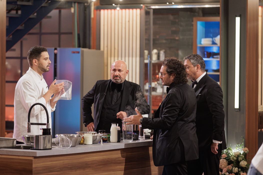 Finala MasterChef România,16 decembrie 2025. Începe prima probă a finalei sezonului 10. Foștii concurenți își exprimă la unison antipatia pentru Florin Drăgoiu și le fac galerie celorlalți doi fi (12)