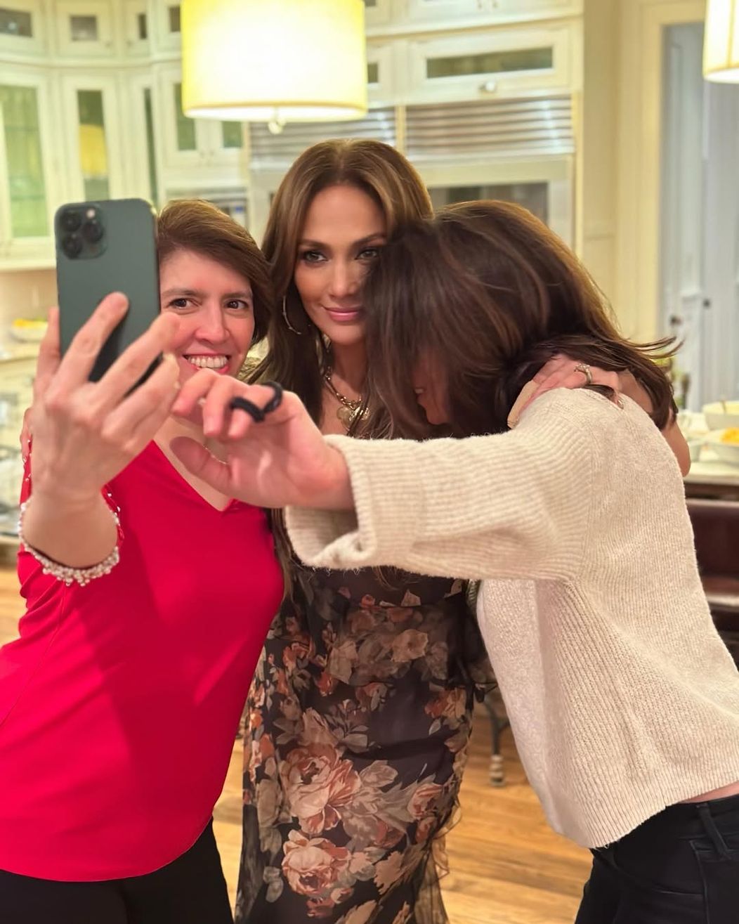 Instagram vs. Reality - Thanksgiving 2022 sister edition… (1)
