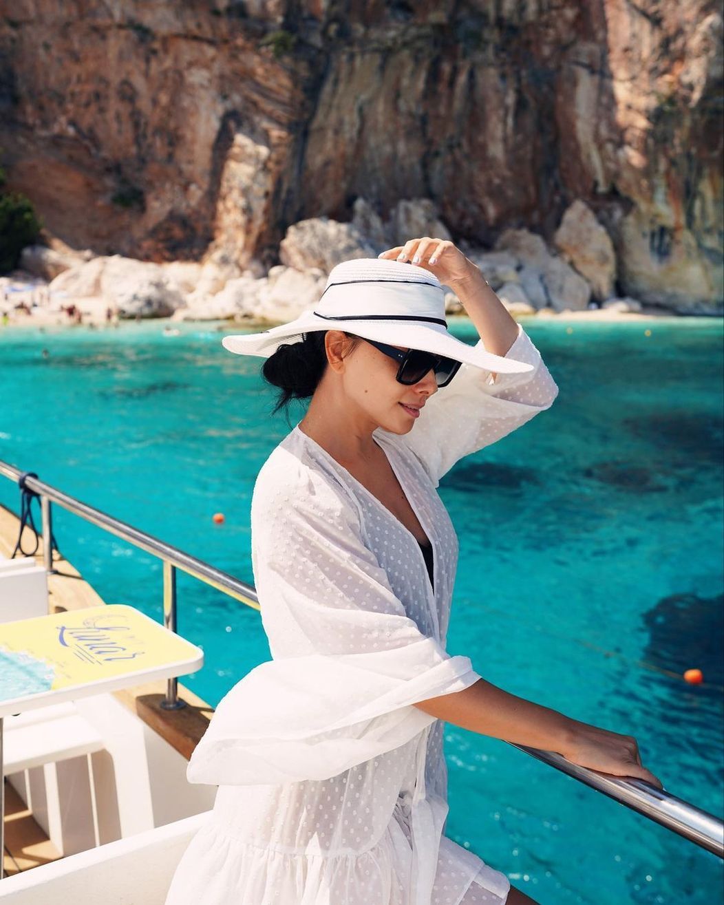 Corina Caragea în costum de baie, Sardinia, august 2023