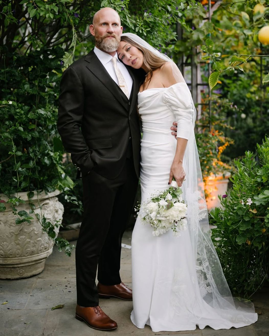 #AlanaHadid (@LanzyBear) and Ross Williams tied the knot at the father-of-the-bride’s home in LA (1)