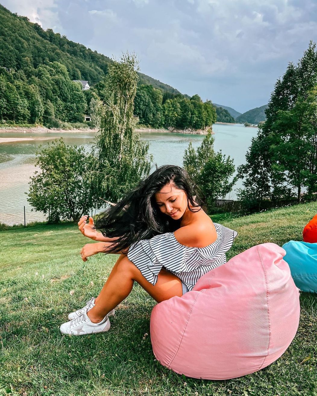 Corina Caragea, relaxare în natură, pe malul unui lac înconjurat de verdeață