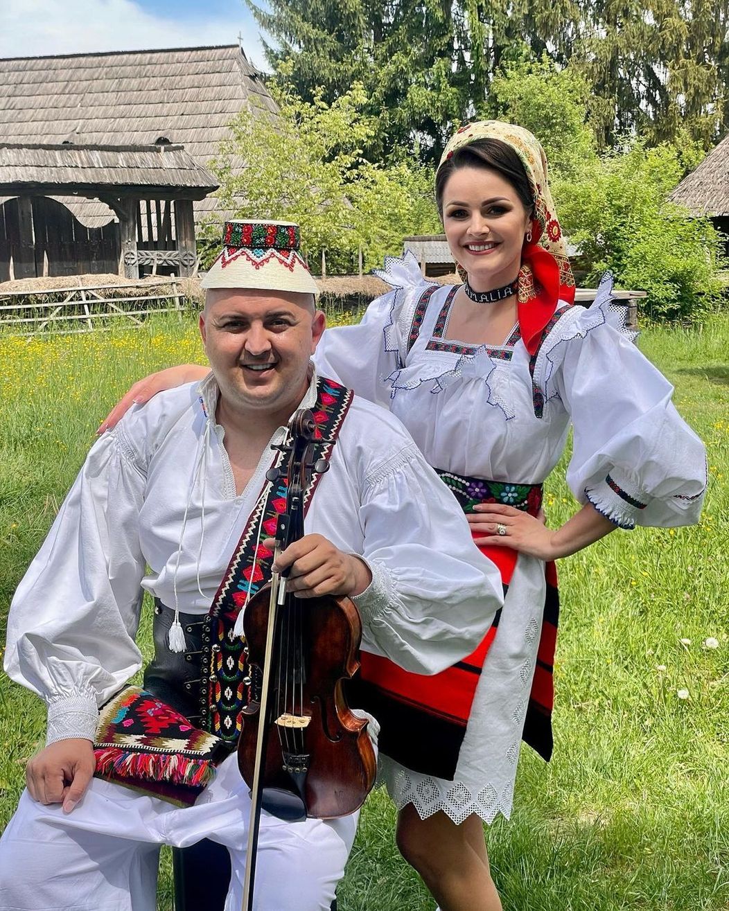 Vasilică Ceterașu și Amalia Ursu în costume populare  