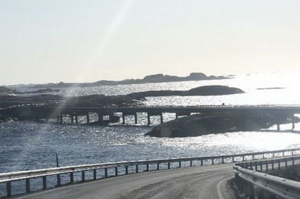 12. Atlantic Road - Norvegia

Atlantic Road are 5 kilometri, leaga Molde de Kristiansund, si este un drum spectaculos datorita solului pe care a fost construit, avand nenumarate vai si pante.