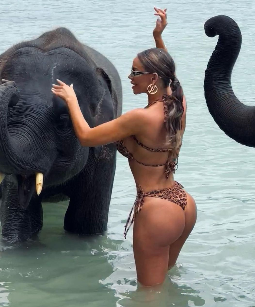 Bianca Drăgușanu, îmbrăcată în costum de baie, se scaldă cu elefanții în vacanța din Thailanda