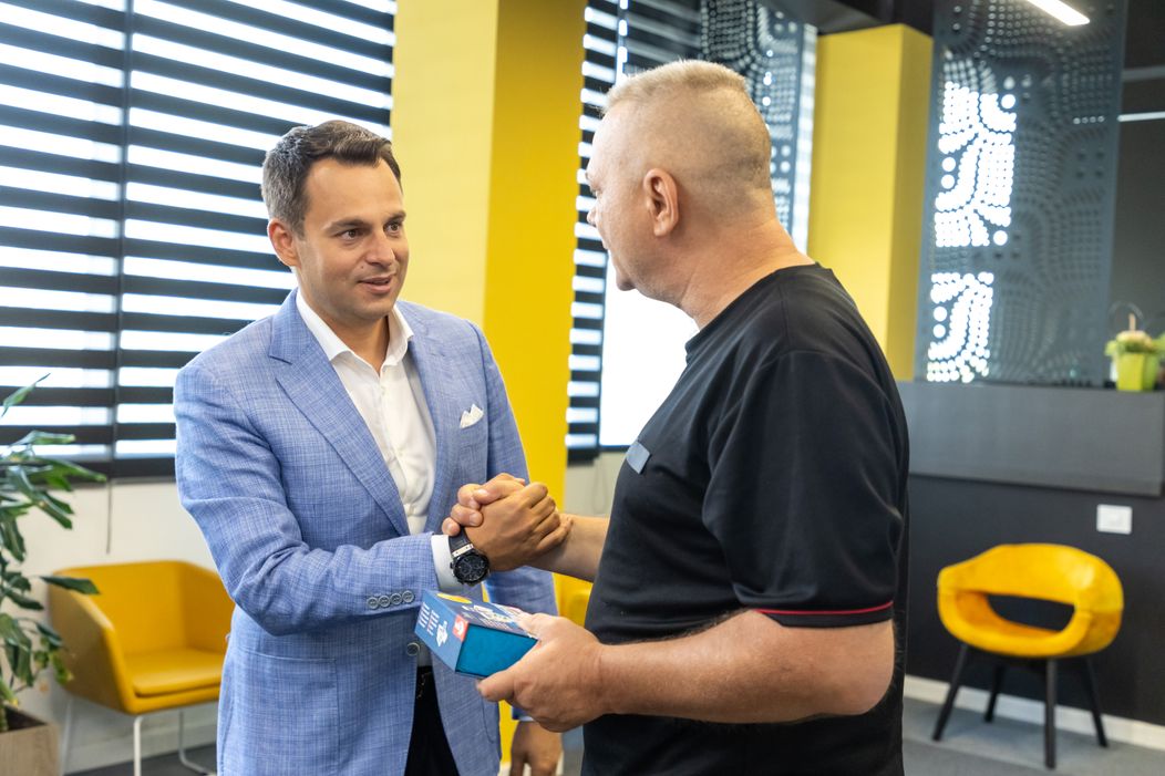 Șef sub acoperire, 21 noiembrie 2024. Eugen Ene, livratorul care a dormit în scările de bloc, este recompensat pentru munca depusă. Surpriza pe care i-a pregătit-o șeful sub acoperire îi ajută să își î (1)