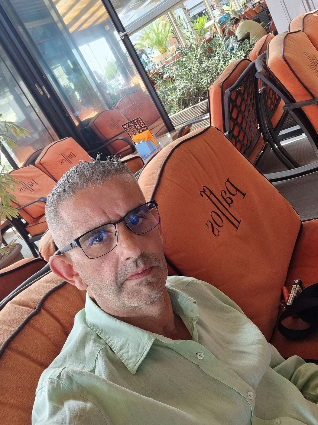 Daniel Onoriu la 44 de ani într-un restaurant