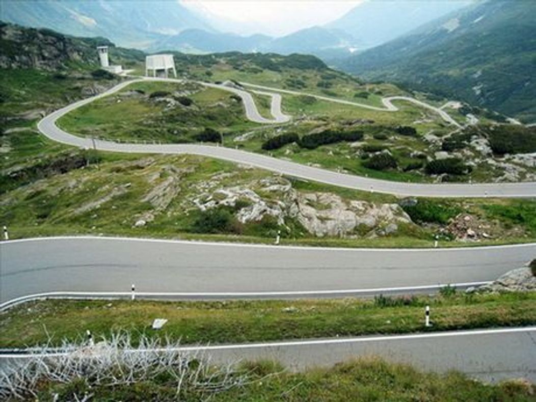 7. San Bernardino Pass - Elvetia

Traversează Alpii elvetieni si cuprinde un tunel de 6 kilometri.