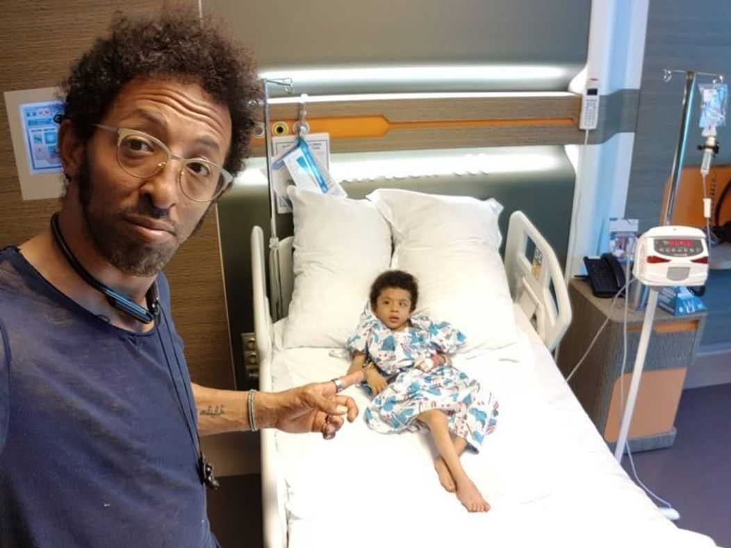 Kamara și fiul său Leon la clinica din Turcia