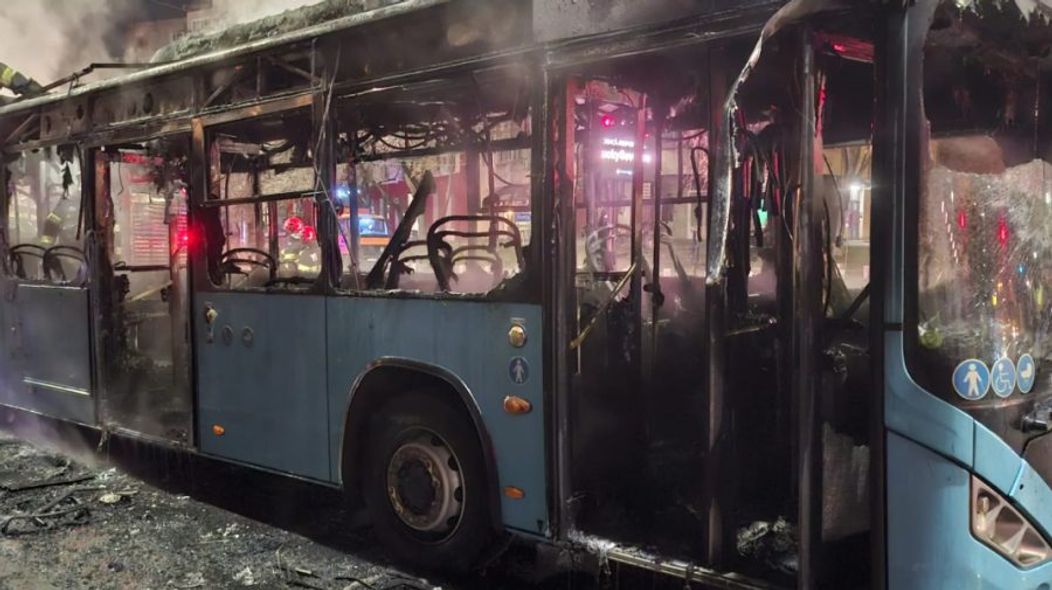 un-autobuz-a-fost-mistuit-de-flacari--900x505