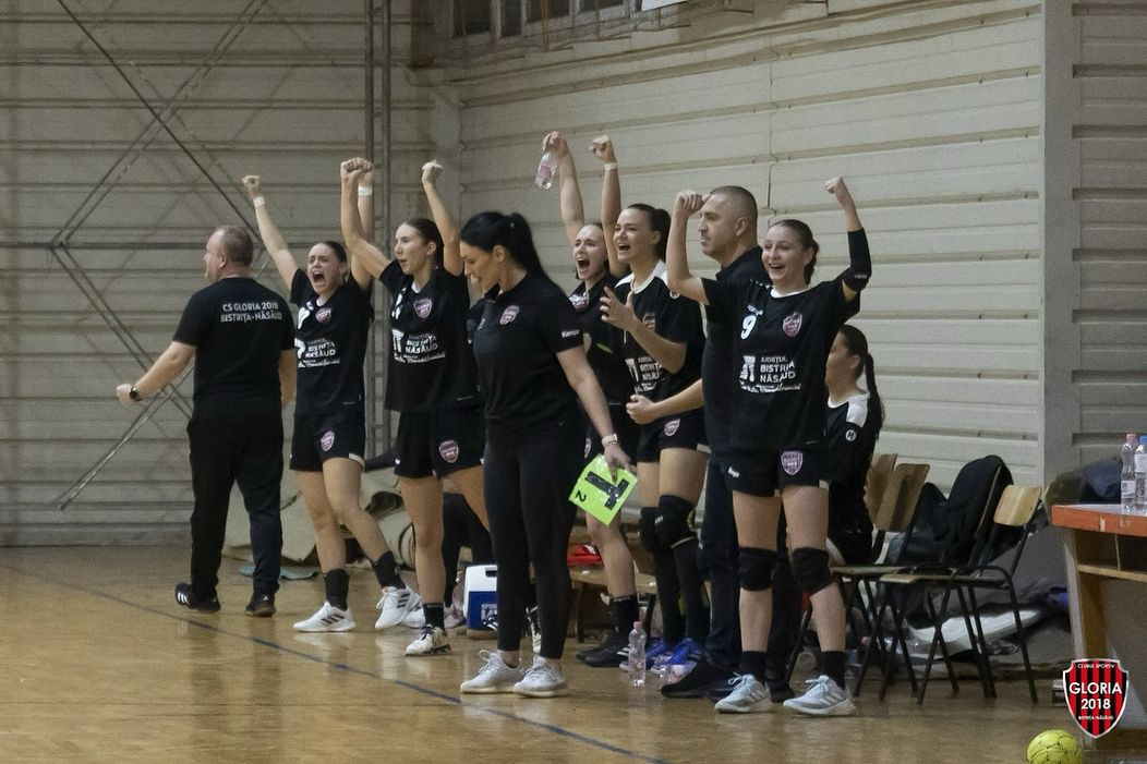 We are fighters   And with that, 2024 comes to an end. Thank you all for attending 🫡  @cristinavlasa #handball #handballcoach #womanhandball #womancoach #kezilabda #balomano #handballteam #handballpassio (1)