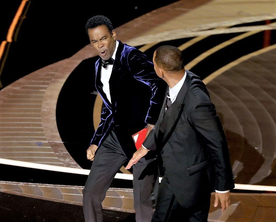 Will Smith îl lovește peste față pe Chris Rock la gala Oscar 2022