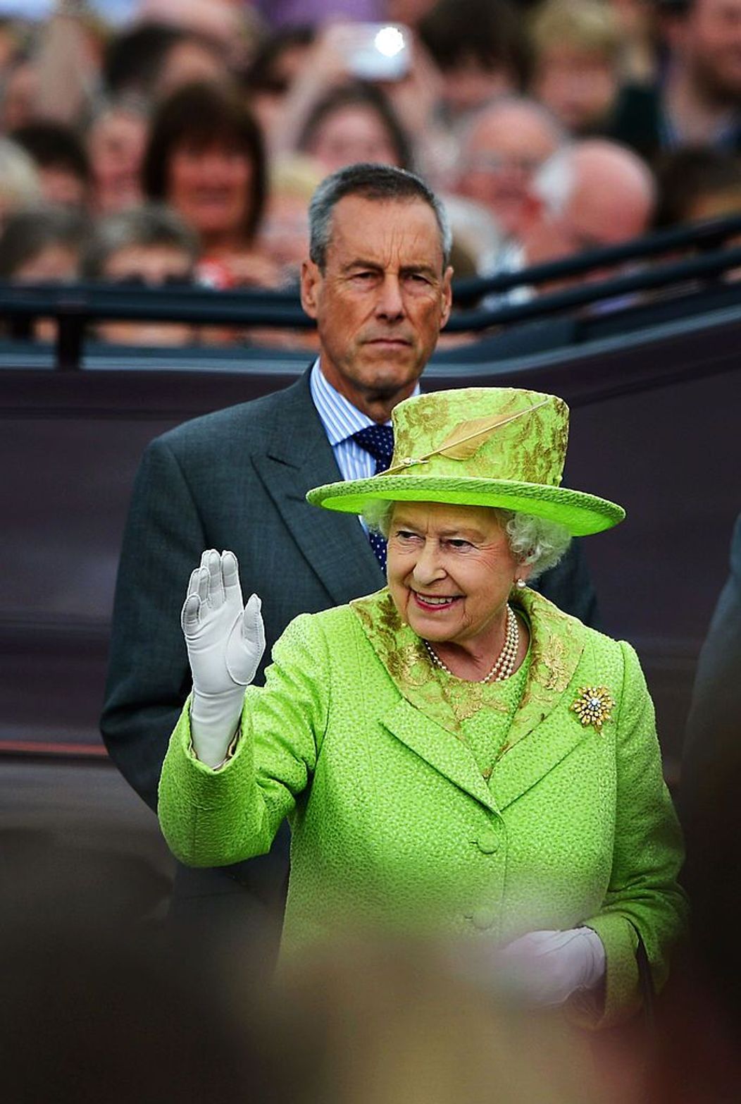 Regina Elisabeta a II-a face cu mâna mulțimii adunate în Londra, în cadrul unui eveniment public 