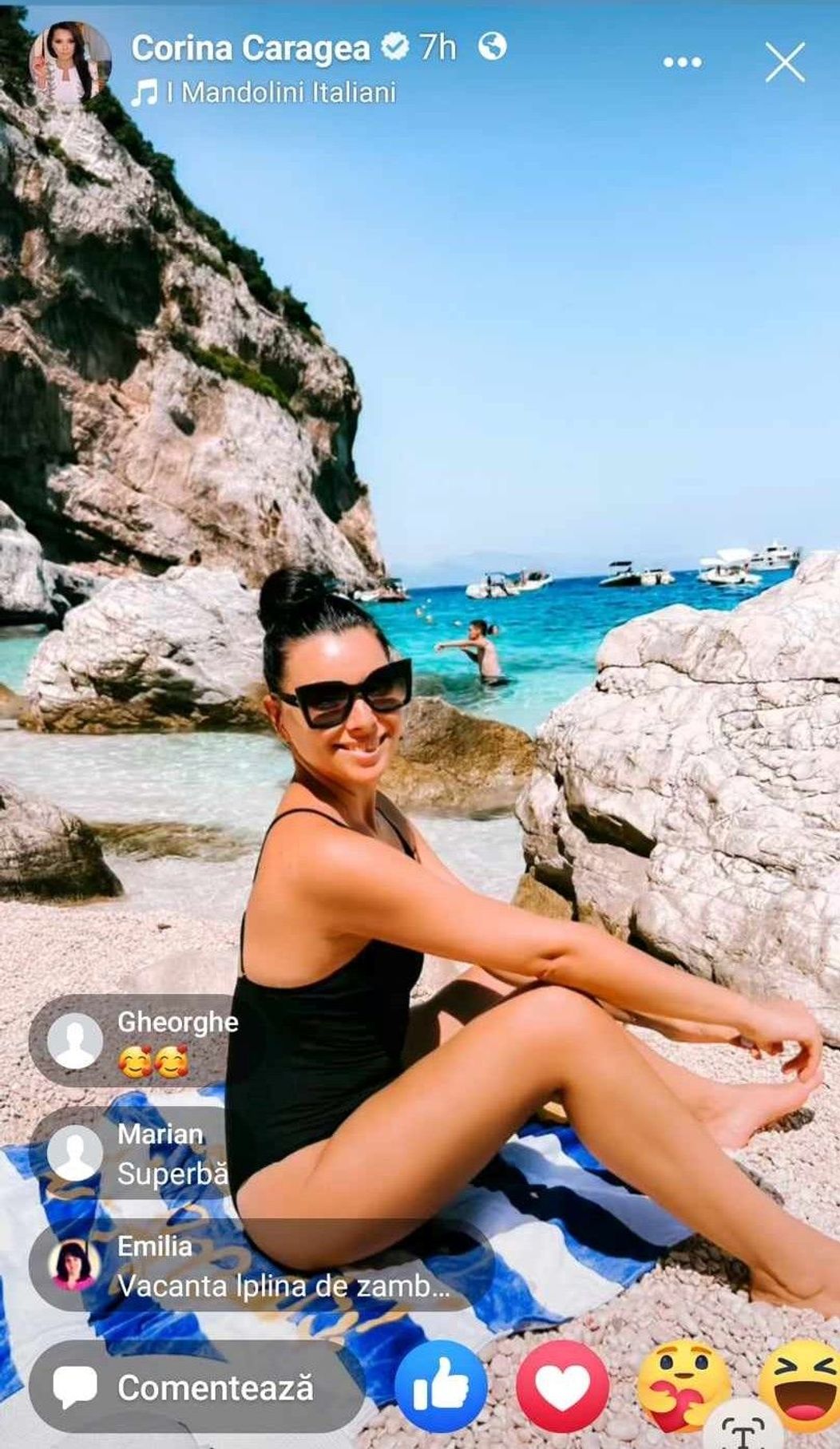 Corina Caragea în costum de baie, Sardinia, august 2023