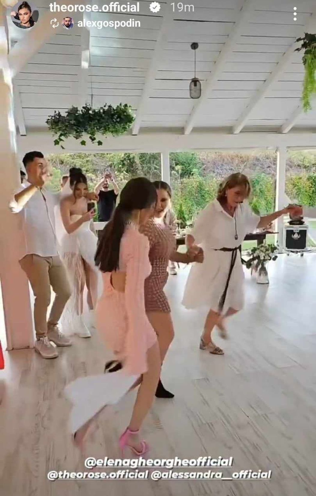 Theo Rose nașă de cununie, dansează la nuntă 