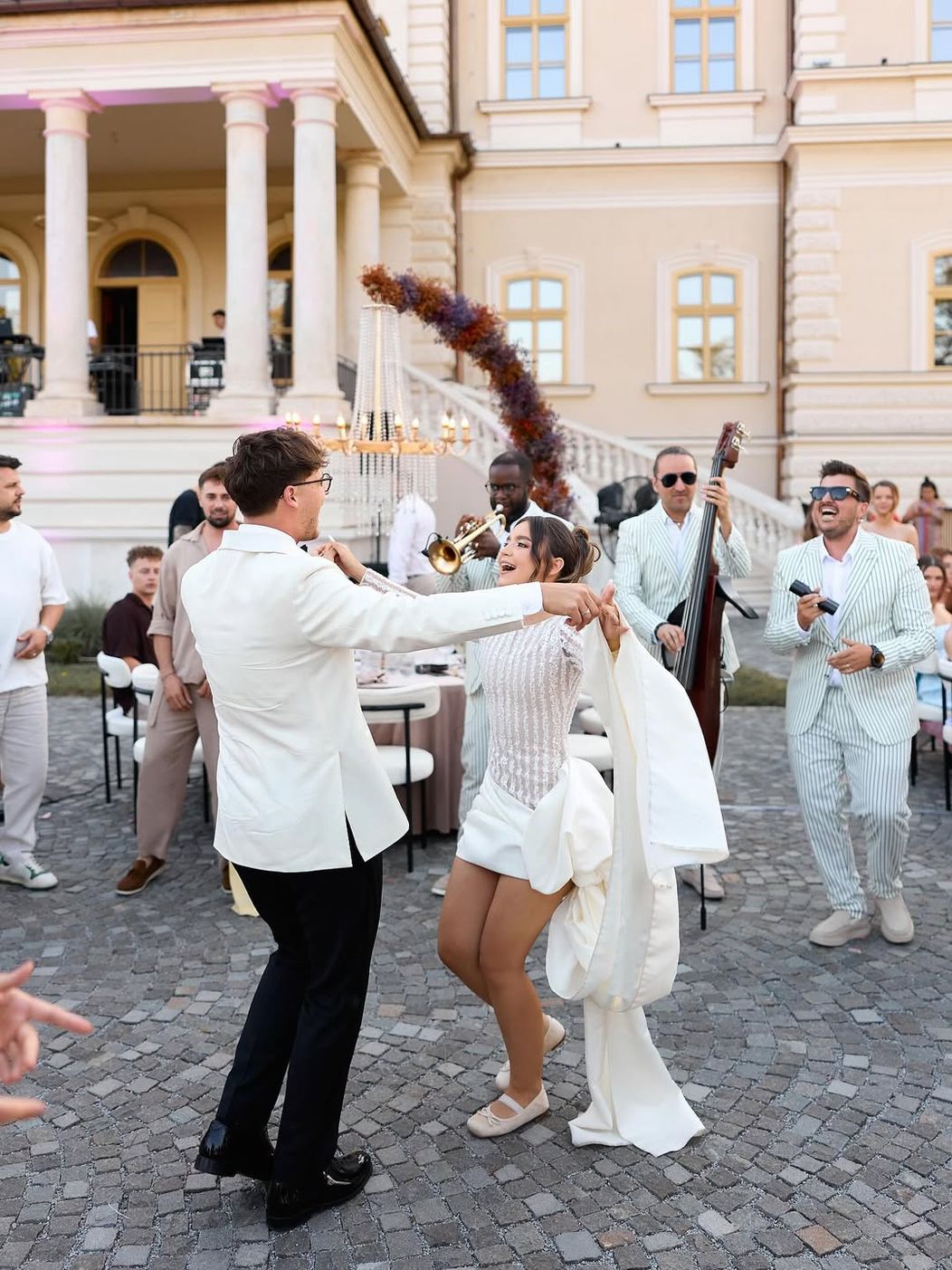 Our civil wedding 🥹❤️ JUST MARRIED!!! ✨📍 @castelul.banffy.rascruci (6)