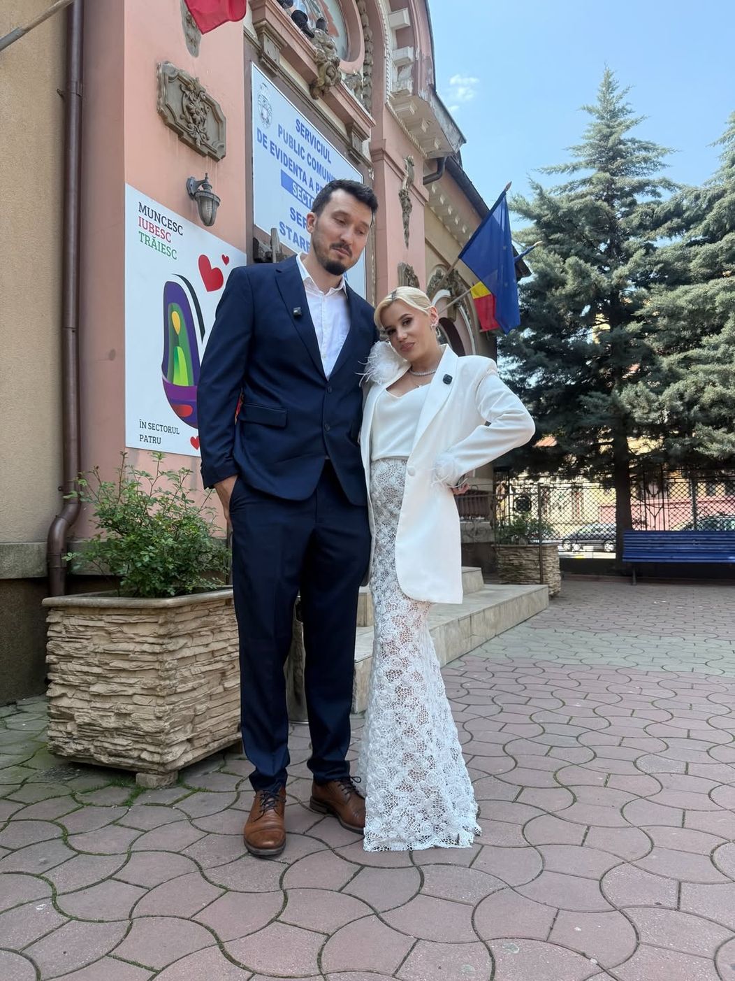 Nu ne îmbrăcăm frumos dar și când o facem , o facem din motive importanteStyling @ely_adam Rochi (3)