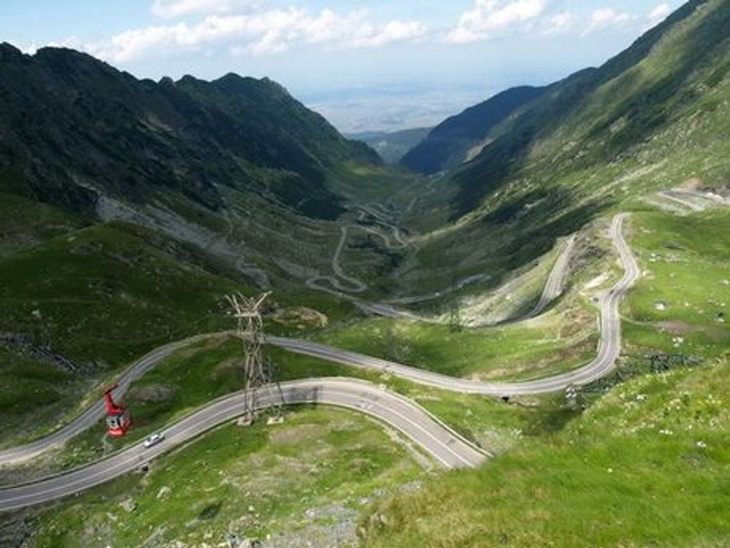 1. Transfagarasan - Romania  

"Bulevardul Caraptilor", care leaga Curtea de Arges de Sibiu, prin creierii muntilor, a fost inaugurat acum 38 de ani.  Cei 90 de kilometri ai acestui drum traverseaza zonele cele mai inalte ale Carpatilor Meridionali, fii