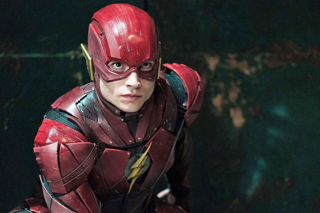 Ezra Miller în rolul The Flash din filmul Zack Snyder - liga dreptății