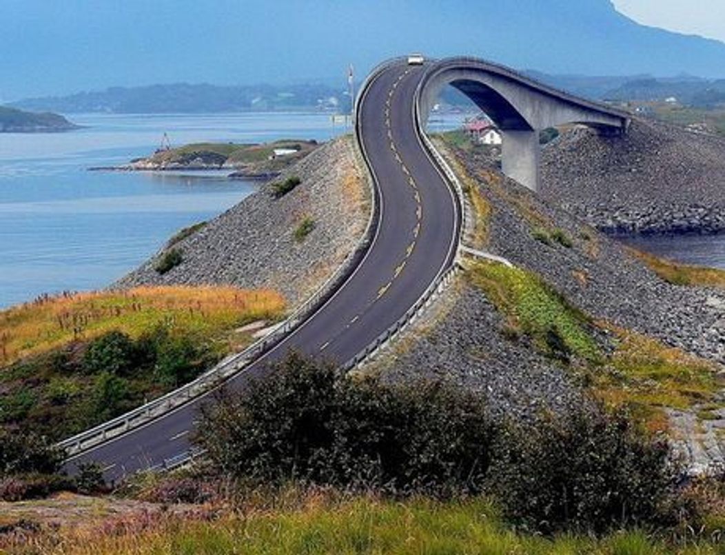 12. Atlantic Road - Norvegia

Atlantic Road are 5 kilometri, leaga Molde de Kristiansund, si este un drum spectaculos datorita solului pe care a fost construit, avand nenumarate vai si pante.