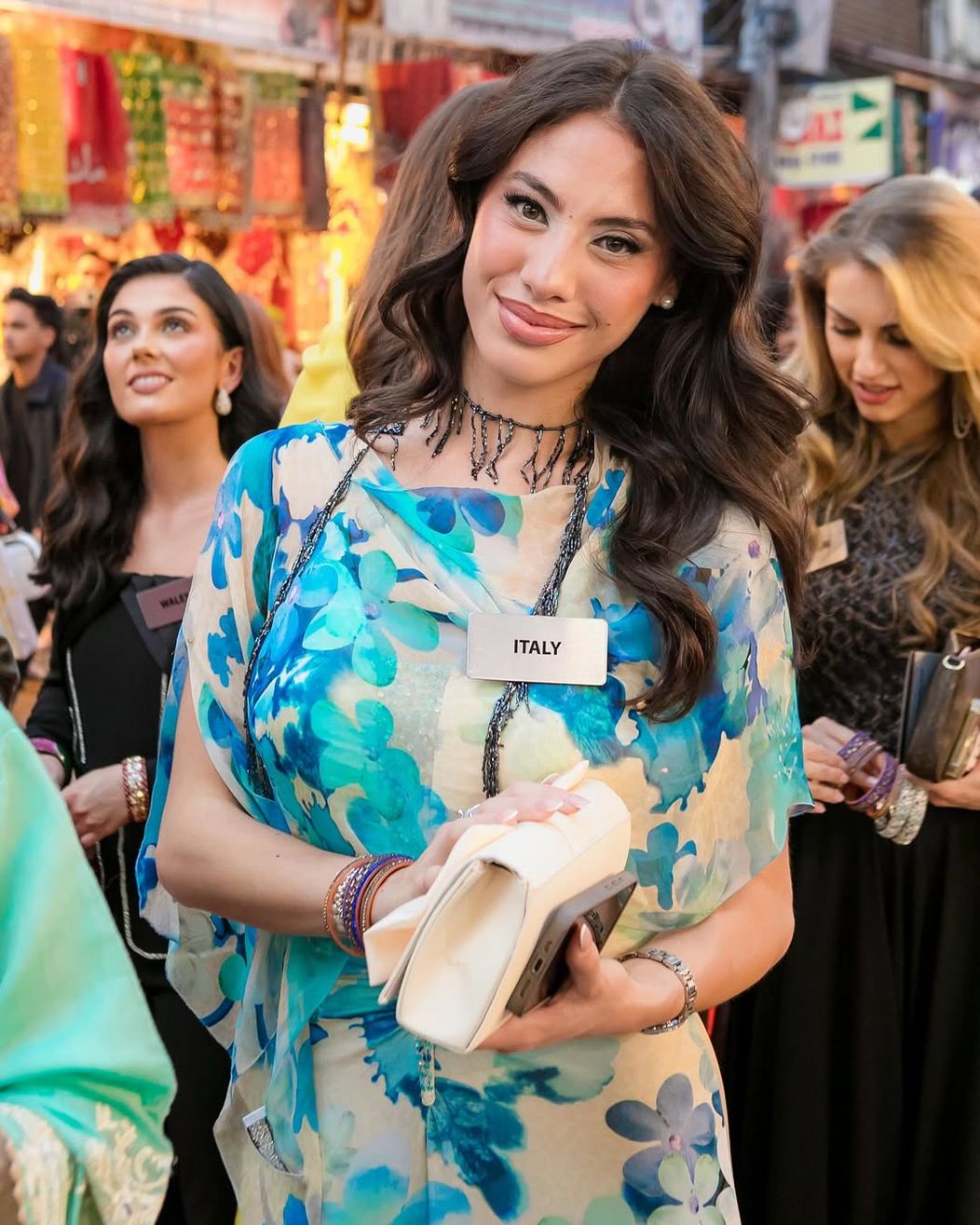 The historic streets of Hyderabad came alive with joy and tradition as the Miss World contestants were warmly welcomed by smiling vendors, artisans, and local residents, celebrating the spirit of global u (2)