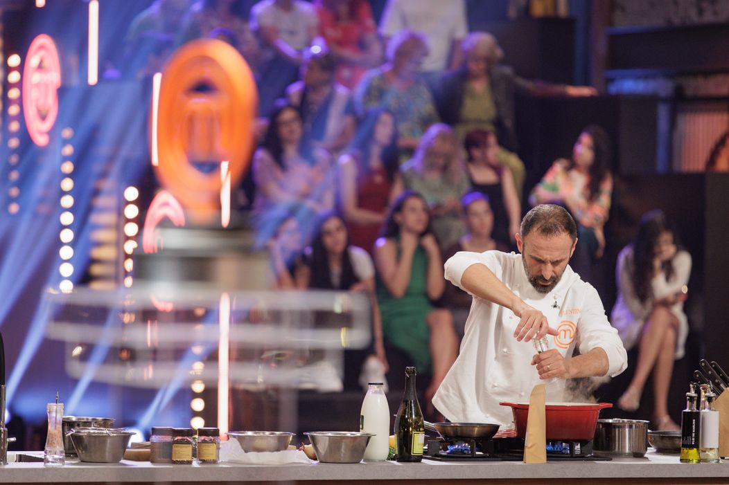 Finala MasterChef România,16 decembrie 2025. Începe prima probă a finalei sezonului 10. Foștii concurenți își exprimă la unison antipatia pentru Florin Drăgoiu și le fac galerie celorlalți doi fi (6)
