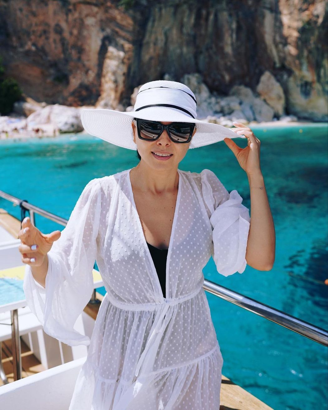 Corina Caragea în costum de baie, Sardinia, august 2023
