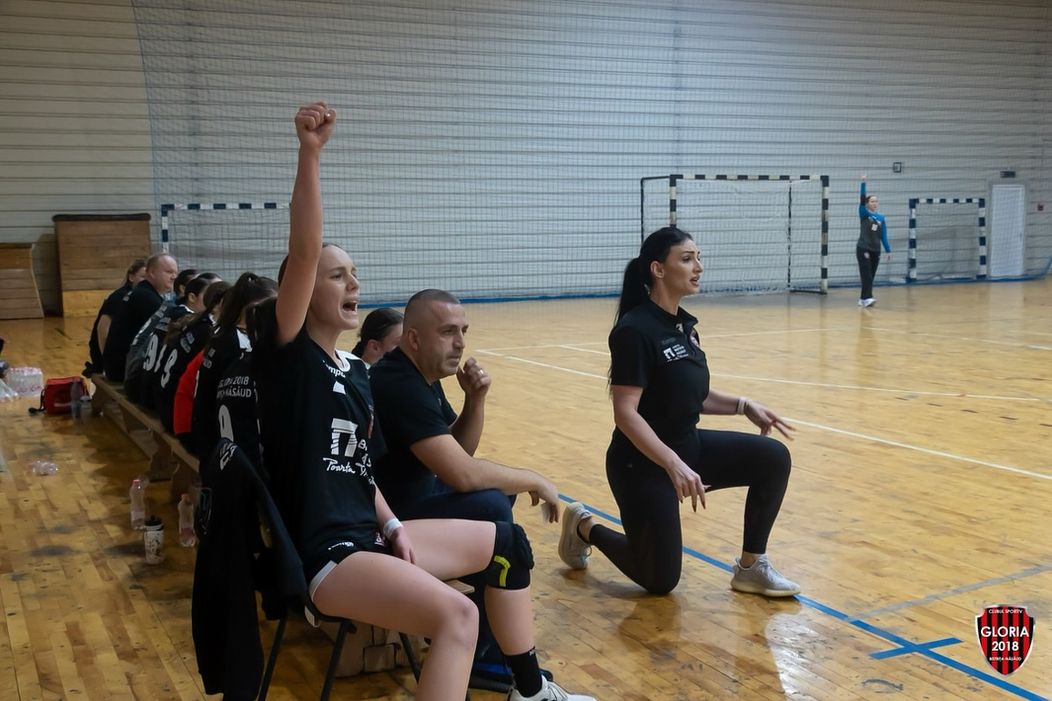 We are fighters   And with that, 2024 comes to an end. Thank you all for attending 🫡  @cristinavlasa #handball #handballcoach #womanhandball #womancoach #kezilabda #balomano #handballteam #handballpassio (2)