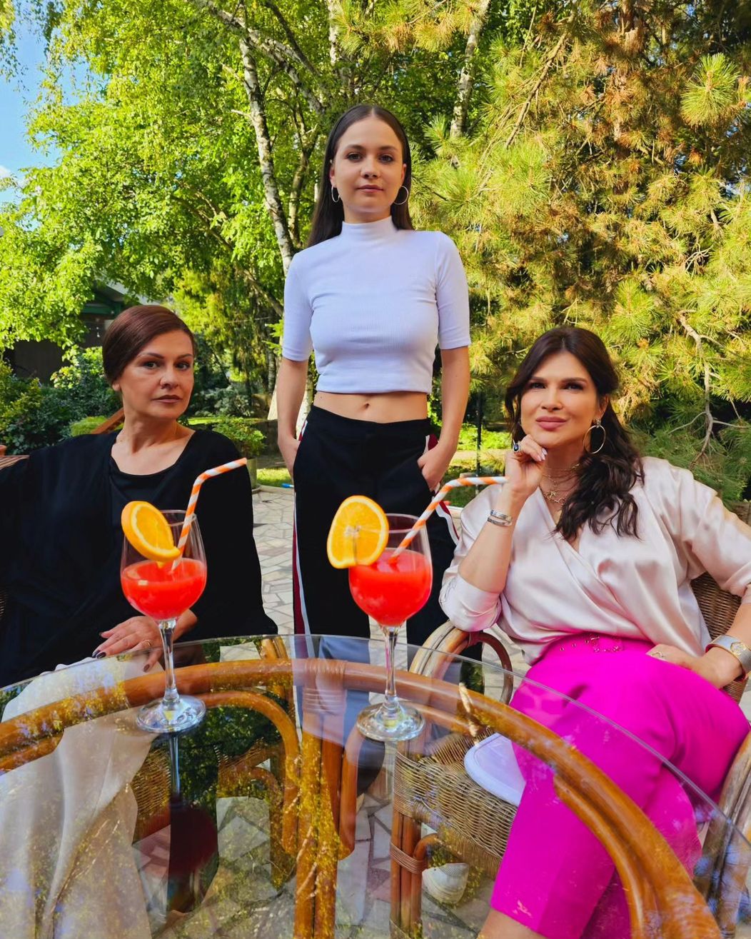 Monica Bîrlădeanu, Antonia Scutaru și Maria Buză, pe platoul de filmare „GROAPA”