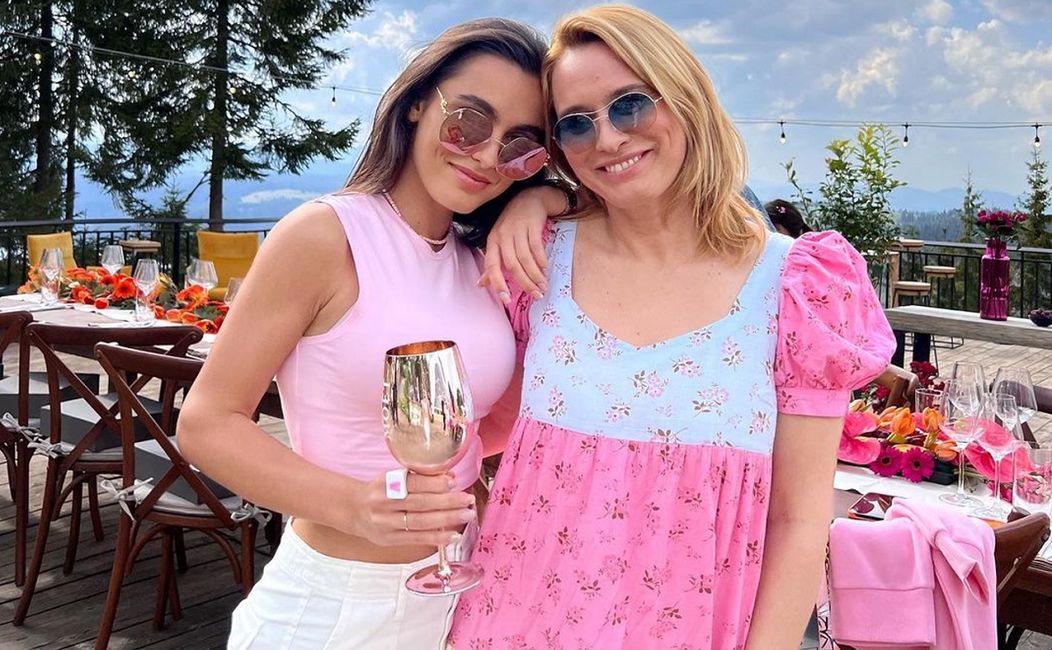 Alexia Eram și Andreea Esca iau masa de prânz în aer liber, la un eveniment de weekend