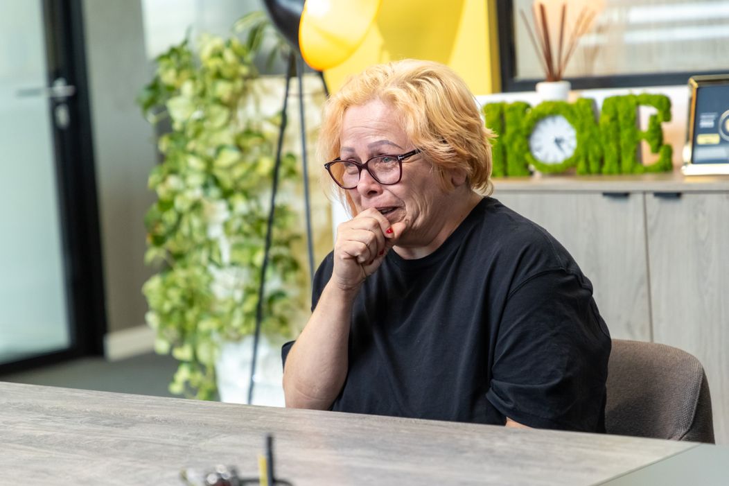 Șef sub acoperire, 21 noiembrie 2024. Misiunea a ajuns la final, iar șeful sub acoperire se întâlnește cu angajații cu care a lucrat. Claudia izbucnește în lacrimi când primește cadoul din partea lui (9)