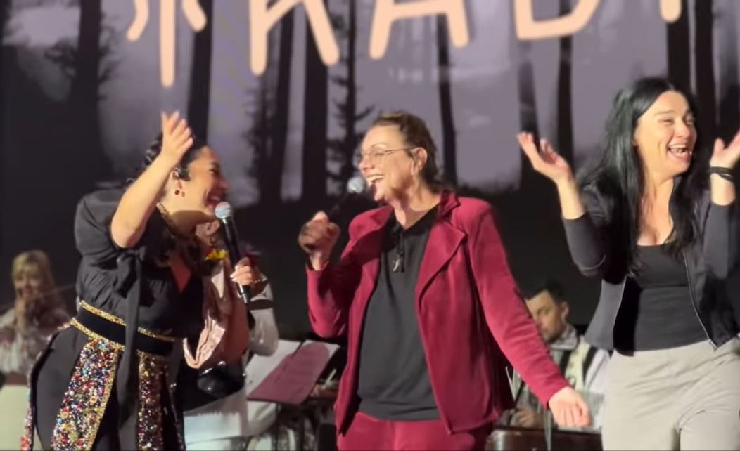 andra la concert cu actorii din clanul si groapa