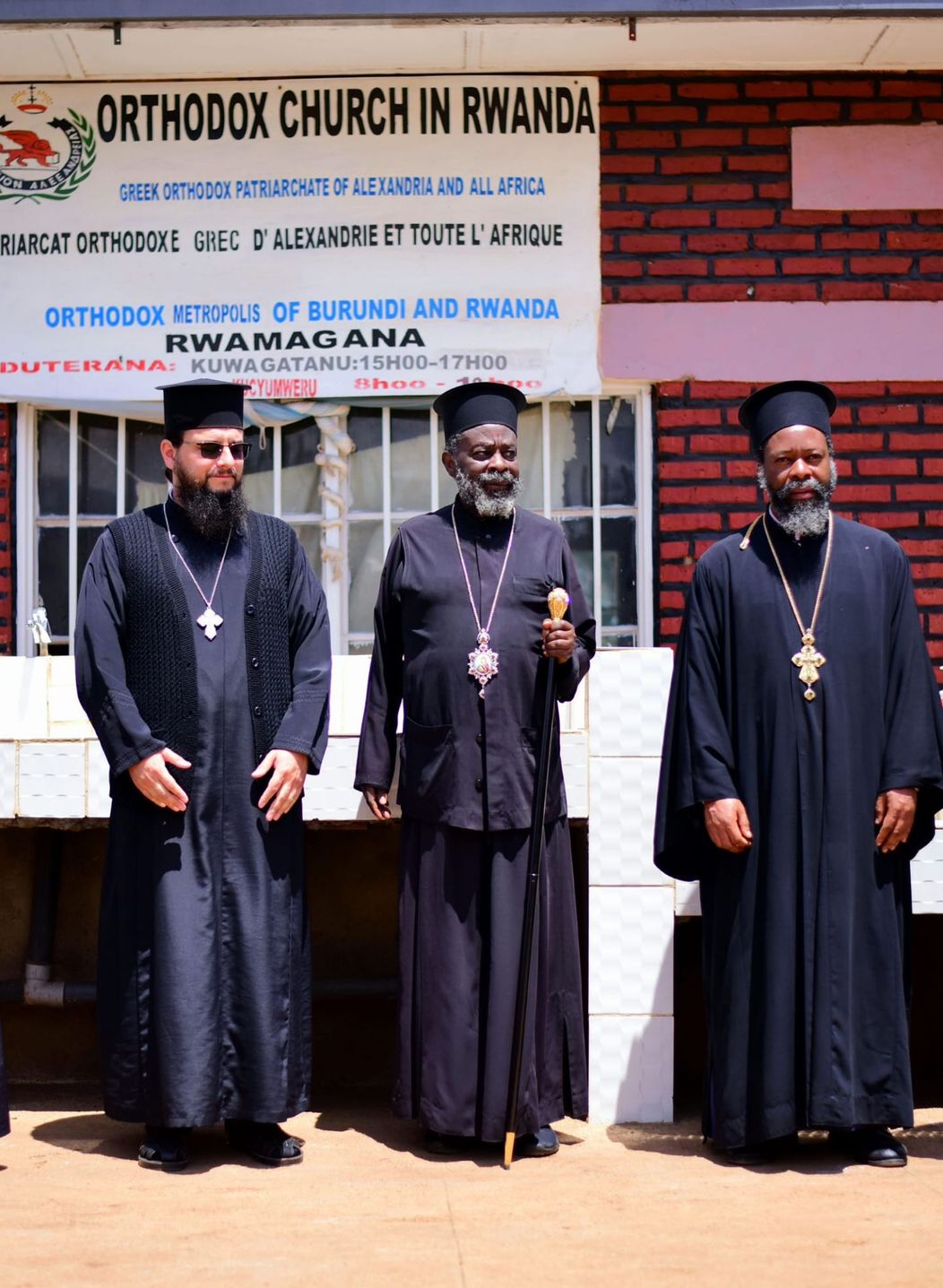 Părintele Nectarie (stânga), alături de Părintele Arhimandrit Timoteios, Vicar Patriarhal din Goma, și Părintele Dimitrios prezbiter în timpul unei vizite la Mitropolia din Rwanda