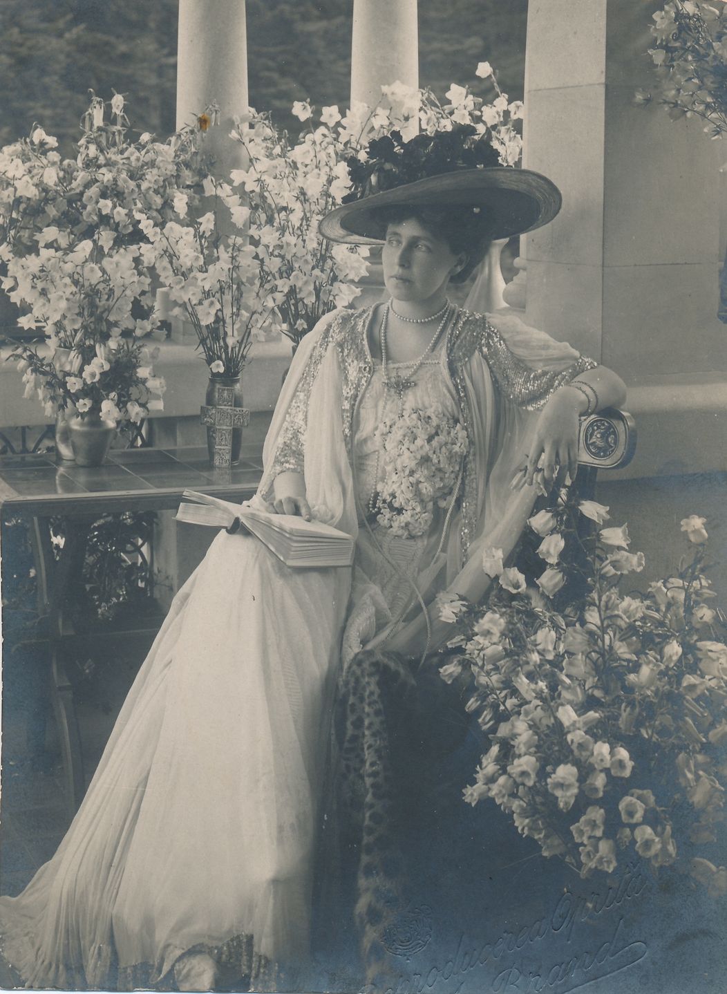 Carte poştală, Principesa Maria a României în balconul Castelului Pelişor Datare_ cca 1905-1907 Atelier fotografic Alfred Brand, Sinaia