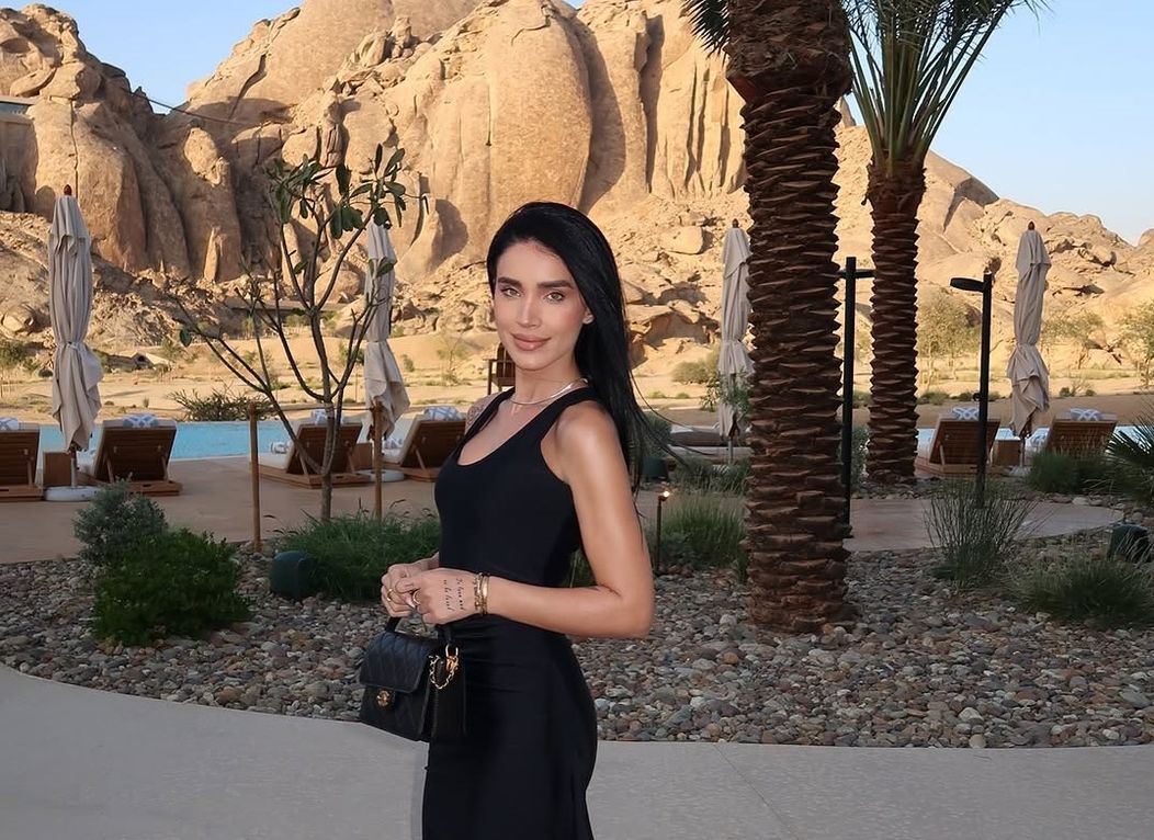 adelina in arabia saudita desert