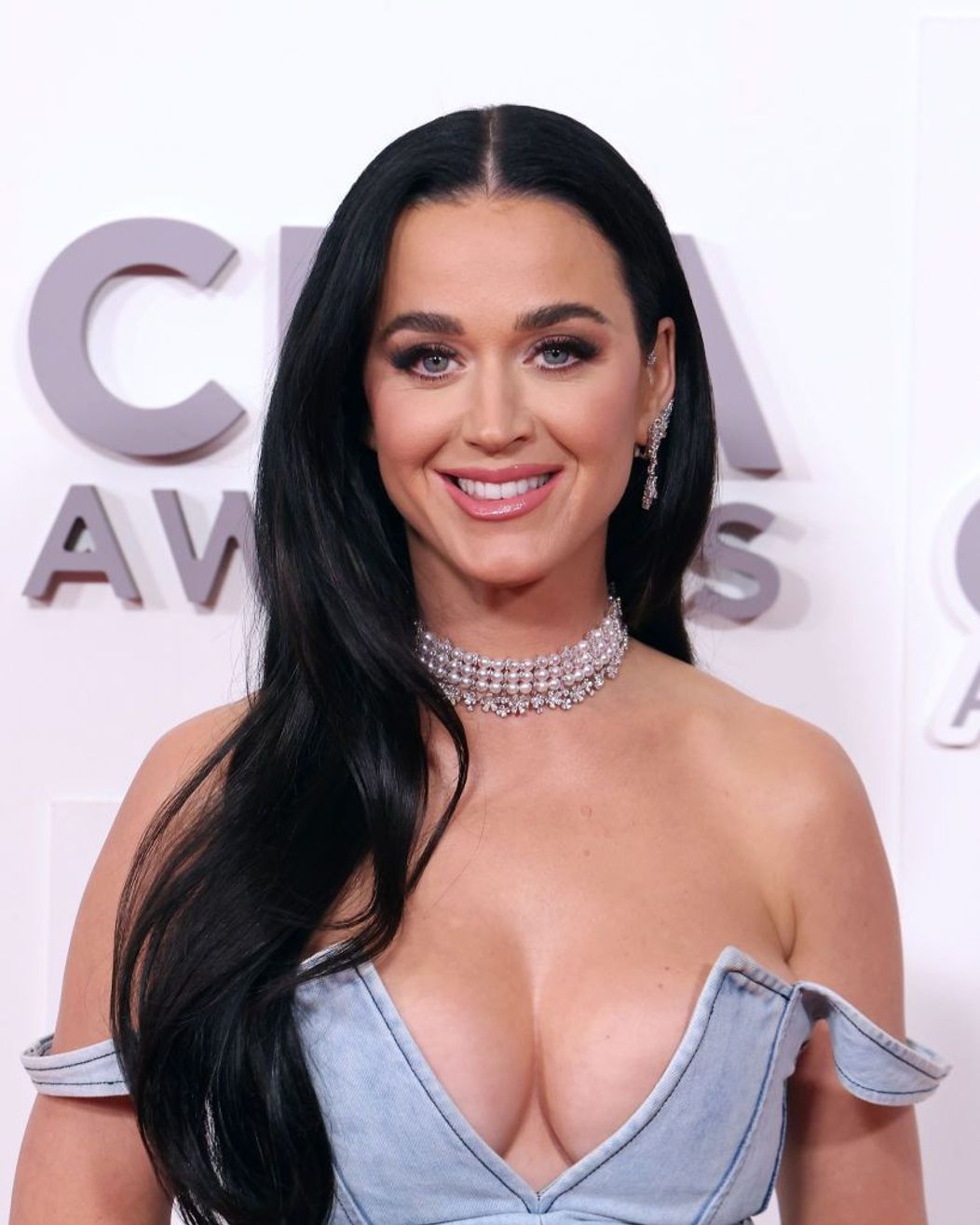 katy-perry-decolteu-abisal-pe-covorul-rosu-cantareata-a-facut-furori-intr-o-tinuta-complet-din-denim_3