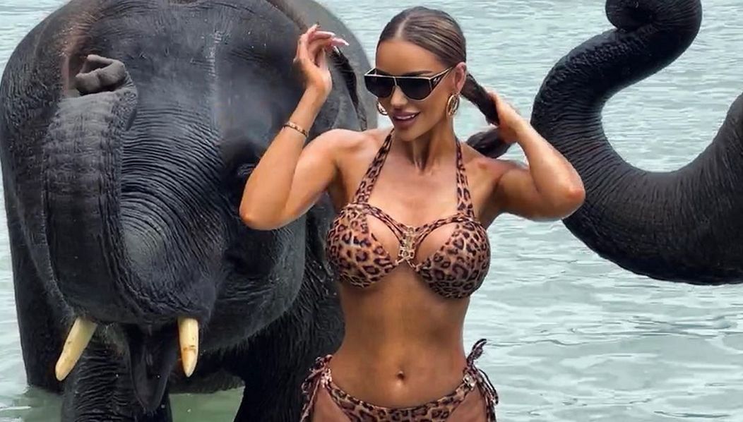 Bianca Drăgușanu, îmbrăcată în costum de baie, se scaldă cu elefanții în vacanța din Thailanda