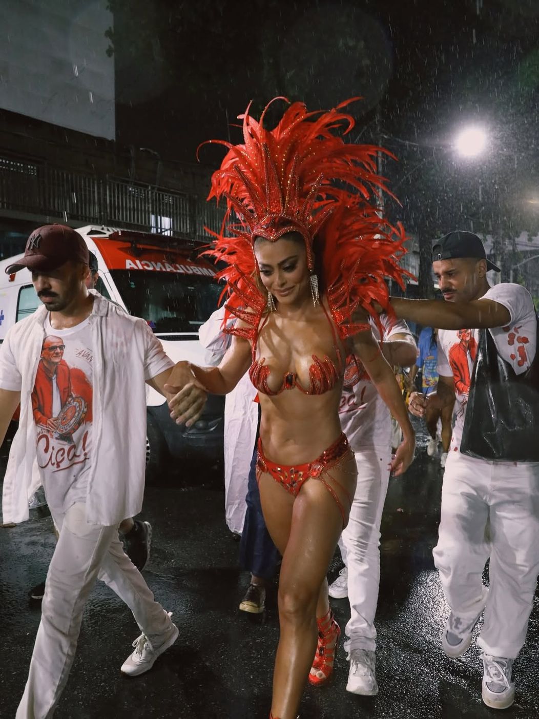 Na rua, na chuva, na avenida ou em qualquer lugar,  somos furacão vermelho e branco com força, g (5)