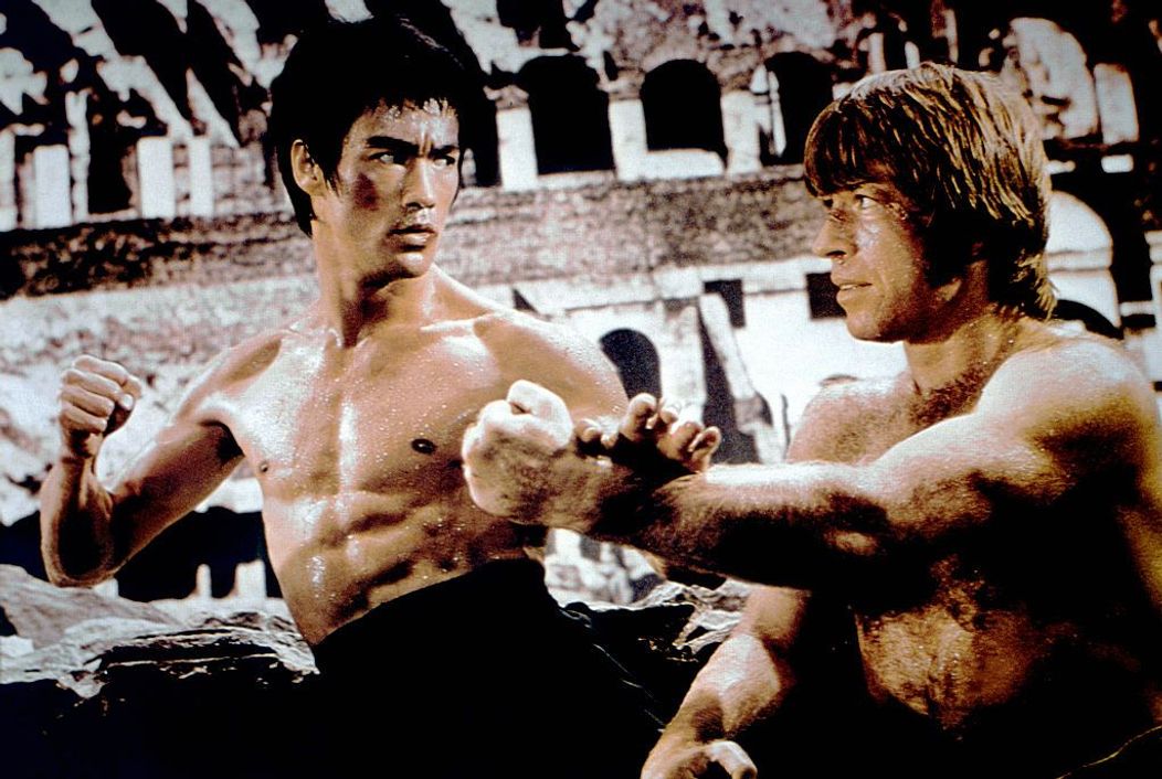 Chuck Norris, scenă din filmul Întoarcerea dragonului (Return of the Dragon) din 1972, unde joacă alături de Bruce Lee
