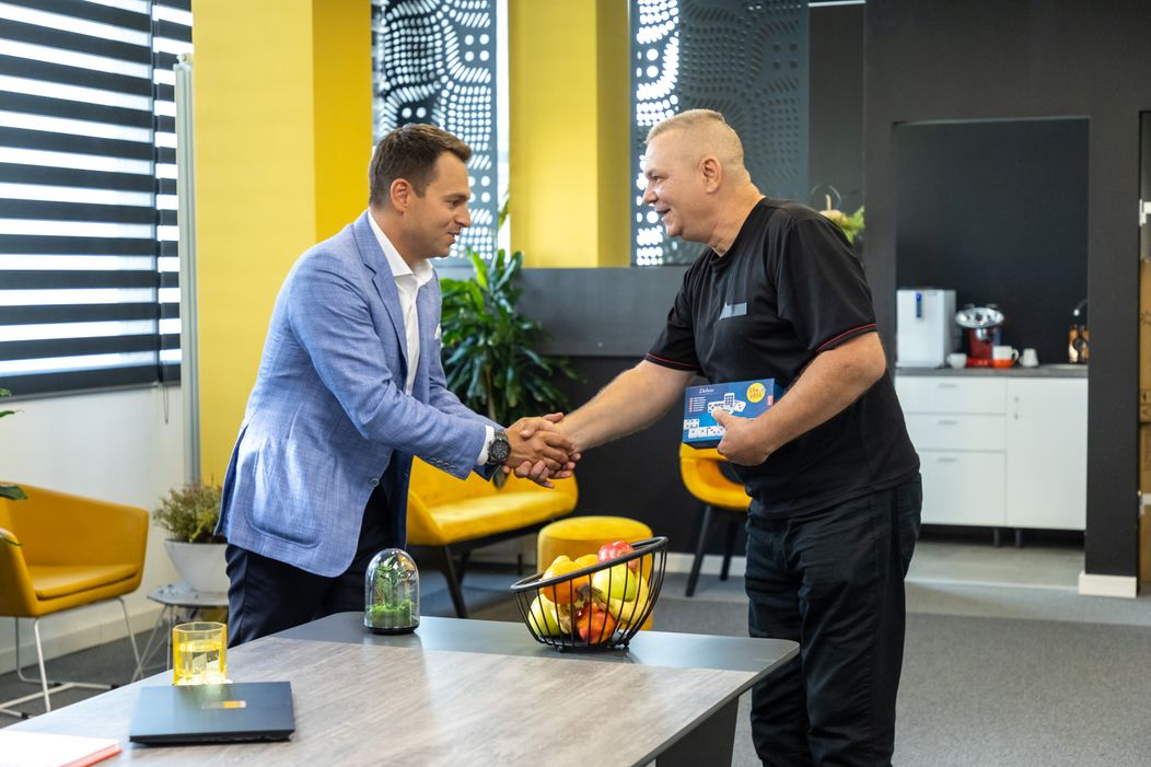 Șef sub acoperire, 21 noiembrie 2024. Eugen Ene, livratorul care a dormit în scările de bloc, este recompensat pentru munca depusă. Surpriza pe care i-a pregătit-o șeful sub acoperire îi ajută să își (16)