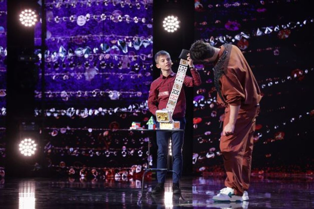 David Bîrțoiu, micul magician din Brezoi la Românii au talent 2023, pe scenă cu Smiley 