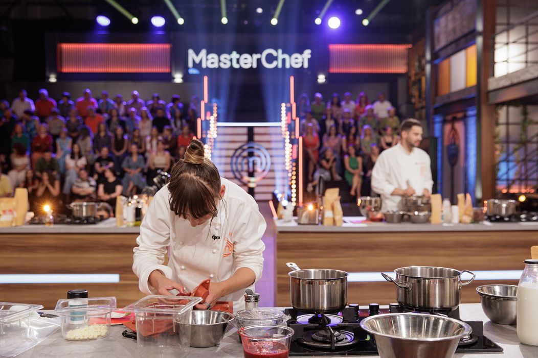 Finala MasterChef România, 16 decembrie 2025. Începe proba desertului, cea care poate decide totul. Emoțiile finaliștilor ating cote maxime atunci când Florin Dumitrescu pune trofeul pe bancul fi (10)