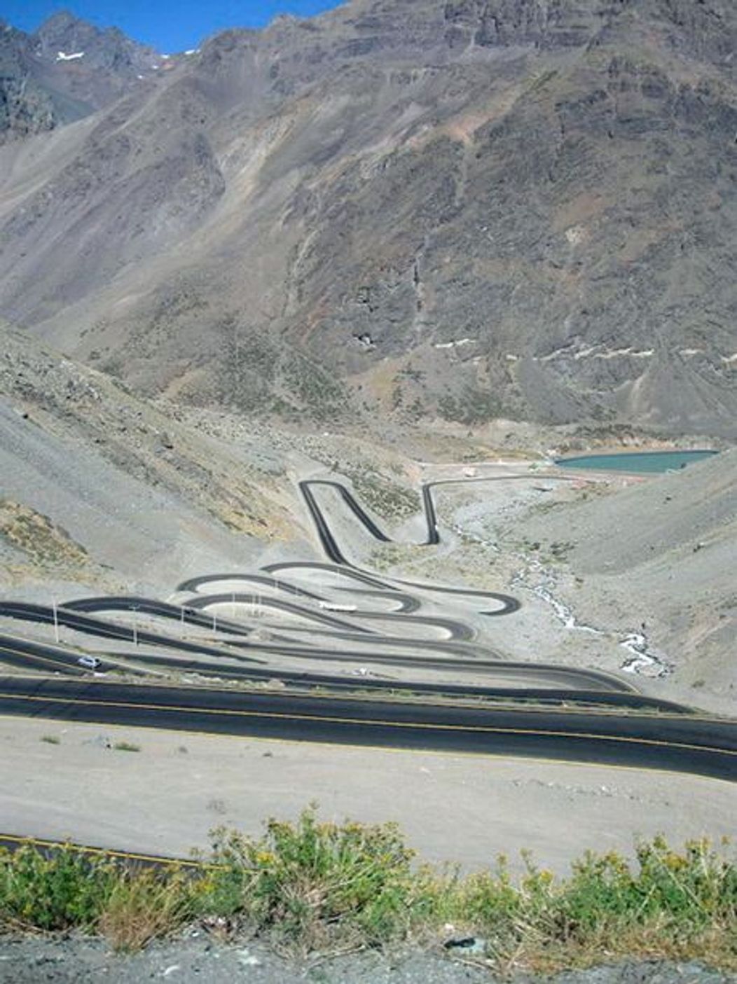 6. Los Caracoles Pass - Chile si Argentina

Traverseaza muntele Andreas din Anzi, facand legatura intre Chile si Argentina. Este mai tot timpul anului acoperit de zapada si nu are parapete de protectie, ceea ce il face destul de periculos de traversat p