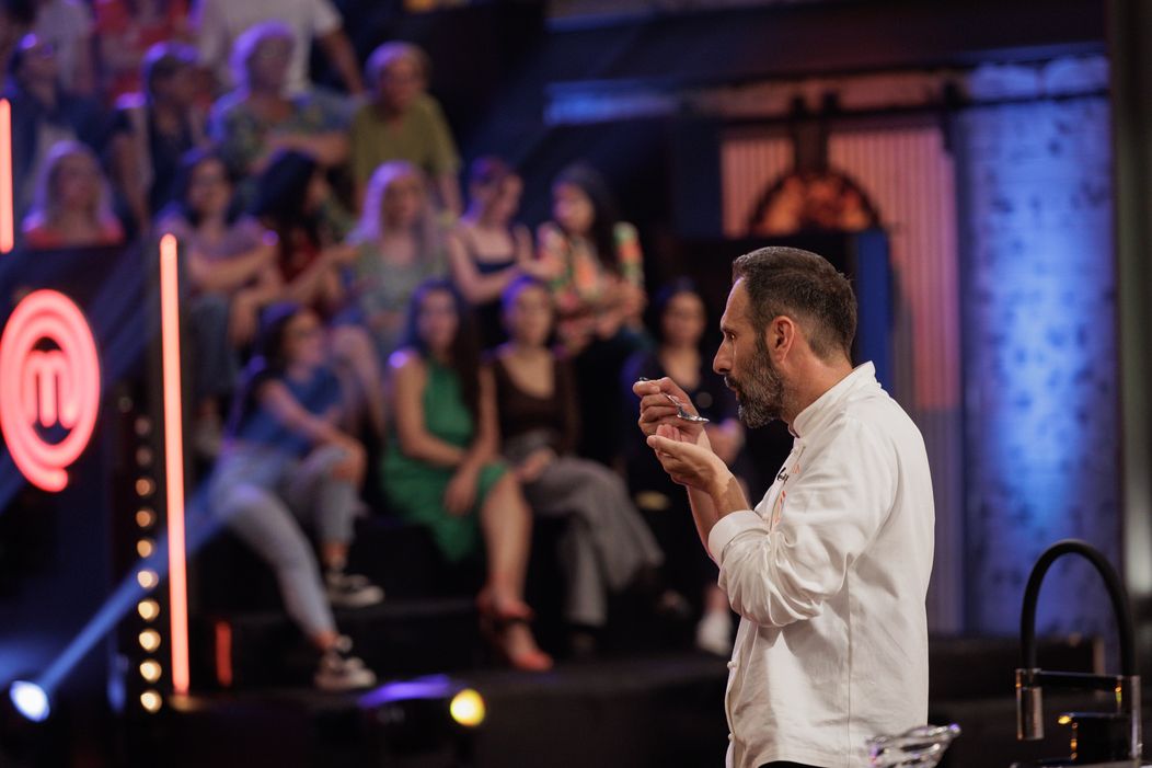 Finala MasterChef România, 16 decembrie 2025. Începe proba desertului, cea care poate decide totul. Emoțiile finaliștilor ating cote maxime atunci când Florin Dumitrescu pune trofeul pe bancul fi (9)