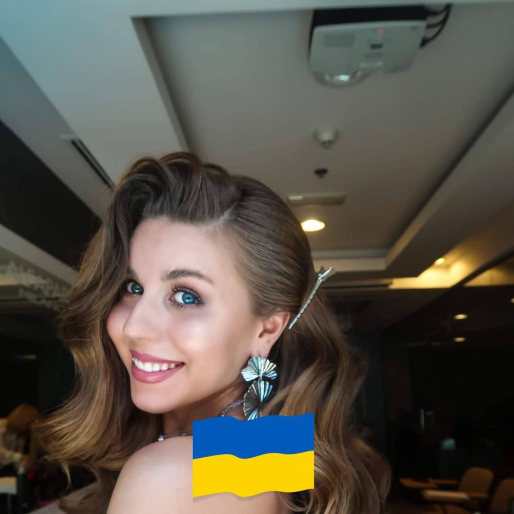yana-stewardesa