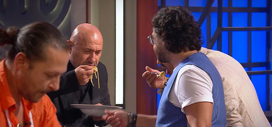 2- „Noi mâncam cu atâta poftă, că era atât de bun”. Atmosfera din bucătărie se încinge, după ce proba preparatului pe bază de foc începe.  (5)