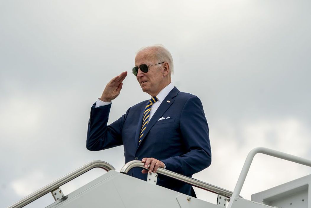 Joe Biden salută mulțimea când coboară din avionul prezidențial, Air Force One
