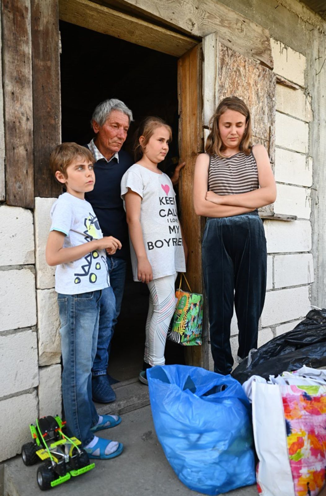 Frații Anghel își fac bagajele pentru a pleca în prima vacanță împreună, cu ajutorul echipei Visuri la cheie