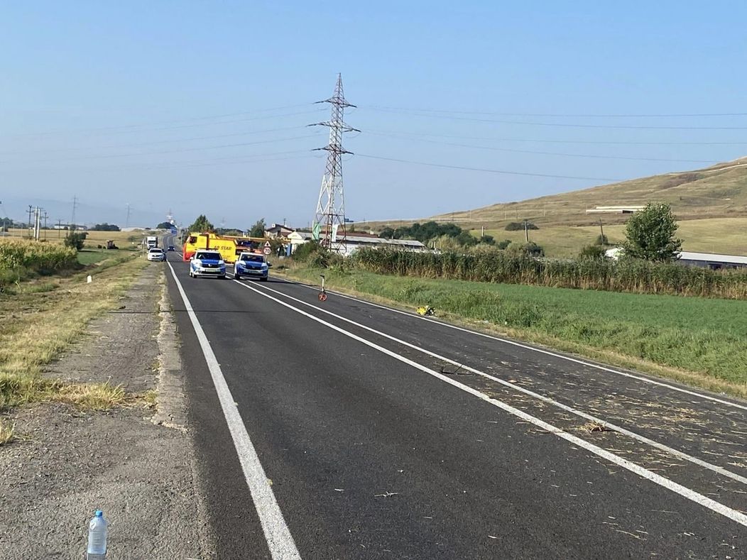 Un șofer beat, de 19 ani, a lovit cu mașina șase tineri, iar trei dintre ei au murit pe loc. Tragedia a avut loc la Sântimbru, în Alba.

Imagini de la locul accidentului 
